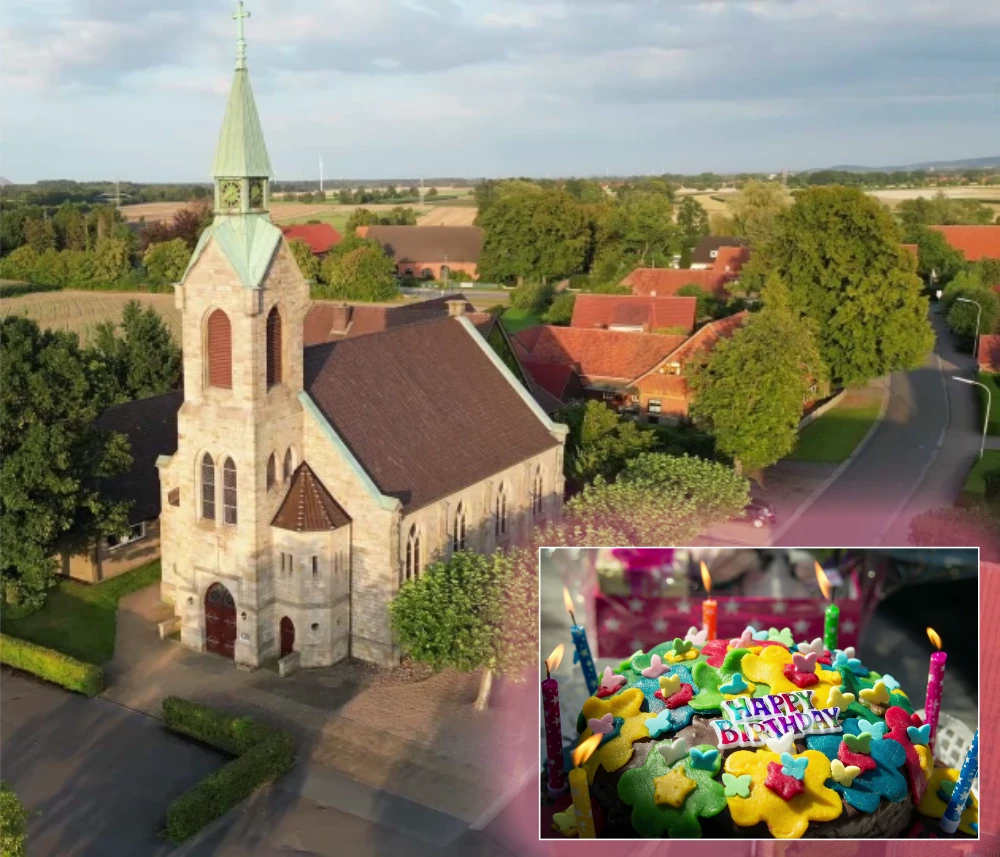 FotoShow-125-Jahre Luftbild der St. Johanniskirche in Pollhagen mit Happy Birthdaytorte in der unteren rechten Bildecke